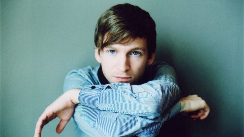 Datei:Olafur Arnalds background.jpg