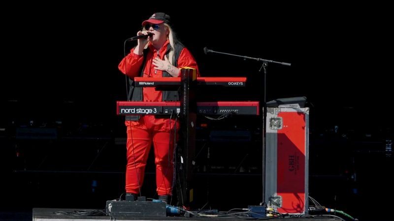 Datei:Tones and I background.jpg