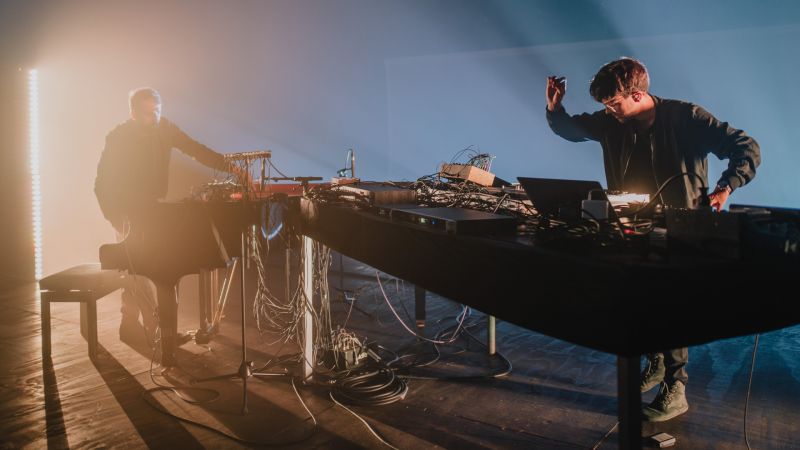 Datei:Grandbrothers background.jpg