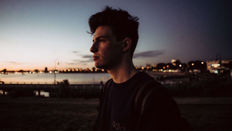 Datei:Petit Biscuit background.jpg