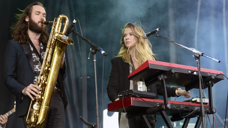 Datei:Wild Belle background.jpg