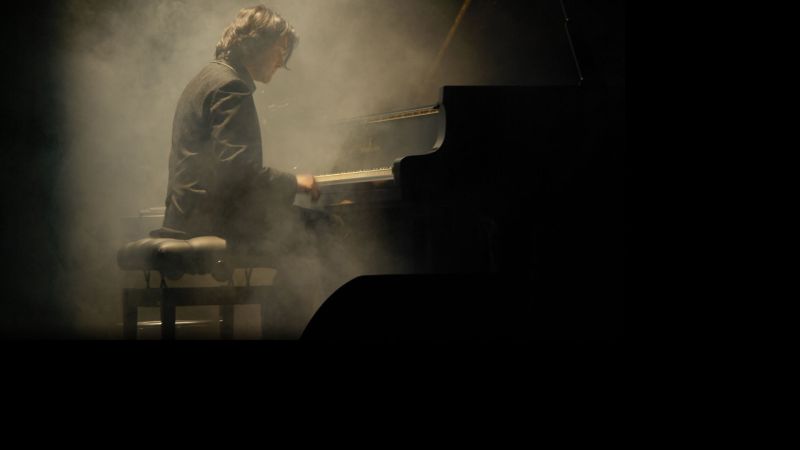 Datei:Maxence Cyrin background.jpg