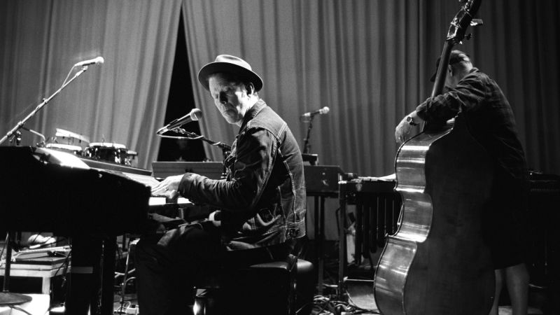 Datei:Tom Waits background.jpg